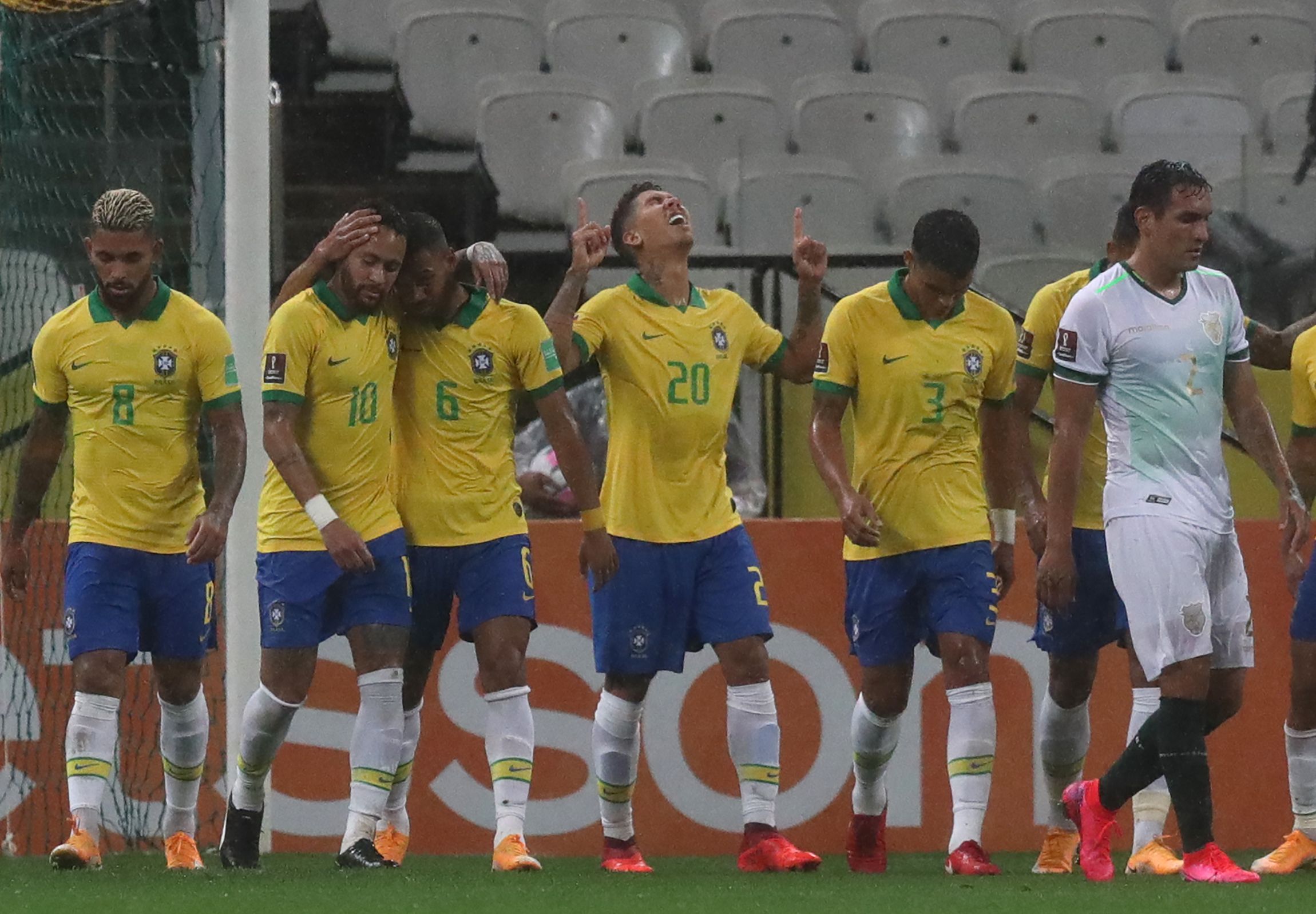 Los jugadores de Brasil celebran una anotación contra Bolivia durante un partido de las Eliminatorias Sudamericanas. (Foto Prensa Libre: AFP).