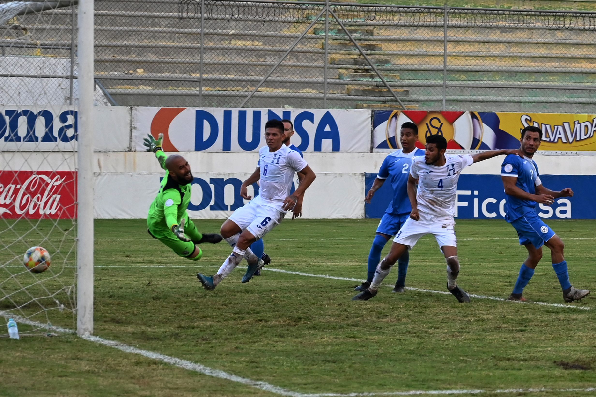 Jonathan Paz anotó para Honduras hasta el minuto 90-1 y con esto consiguió un agónico empate en Comayagua ante Nicaragua. (Foto Prensa Libre: AFP)