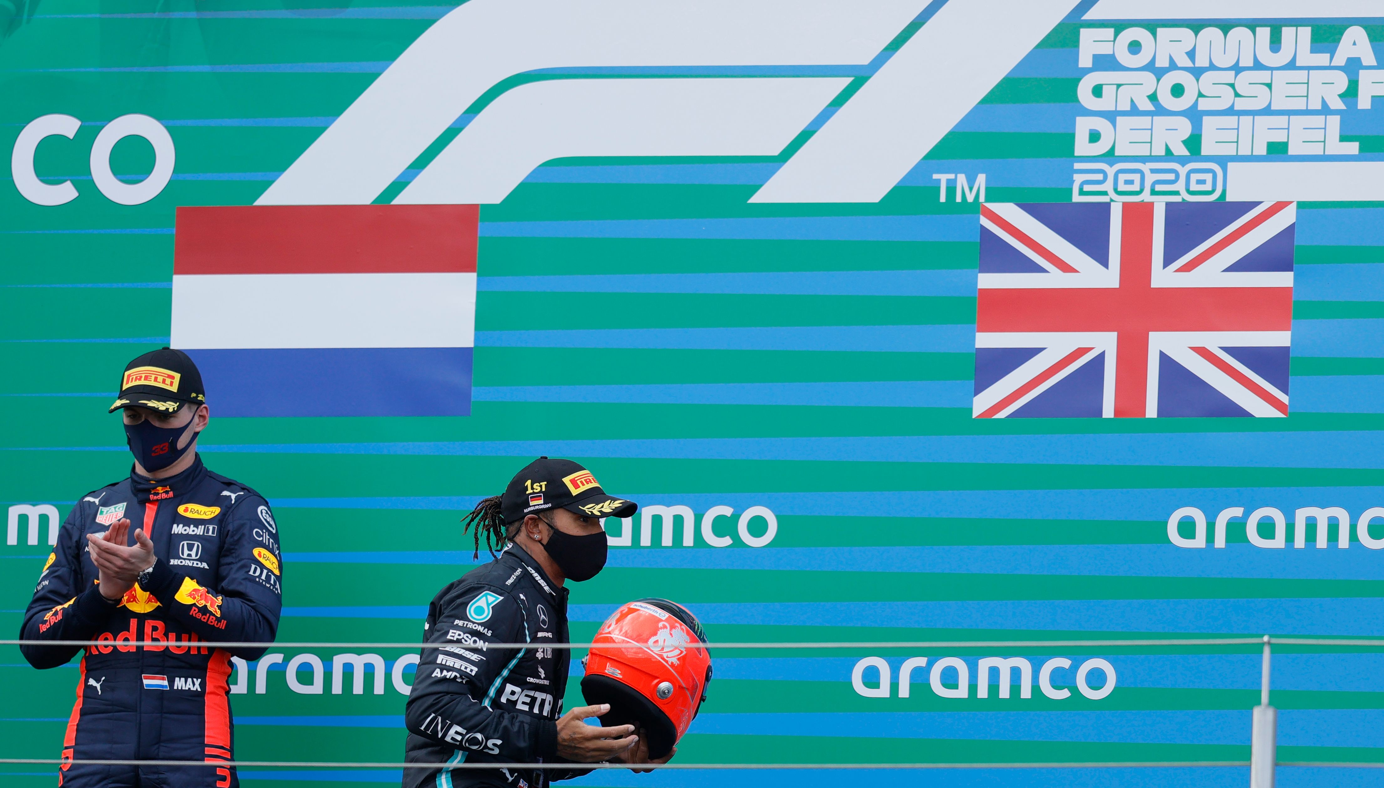Hamilton, de Mercedes, recibio un casco de Michael Schumacher. (Foto Prensa Libre: AFP)