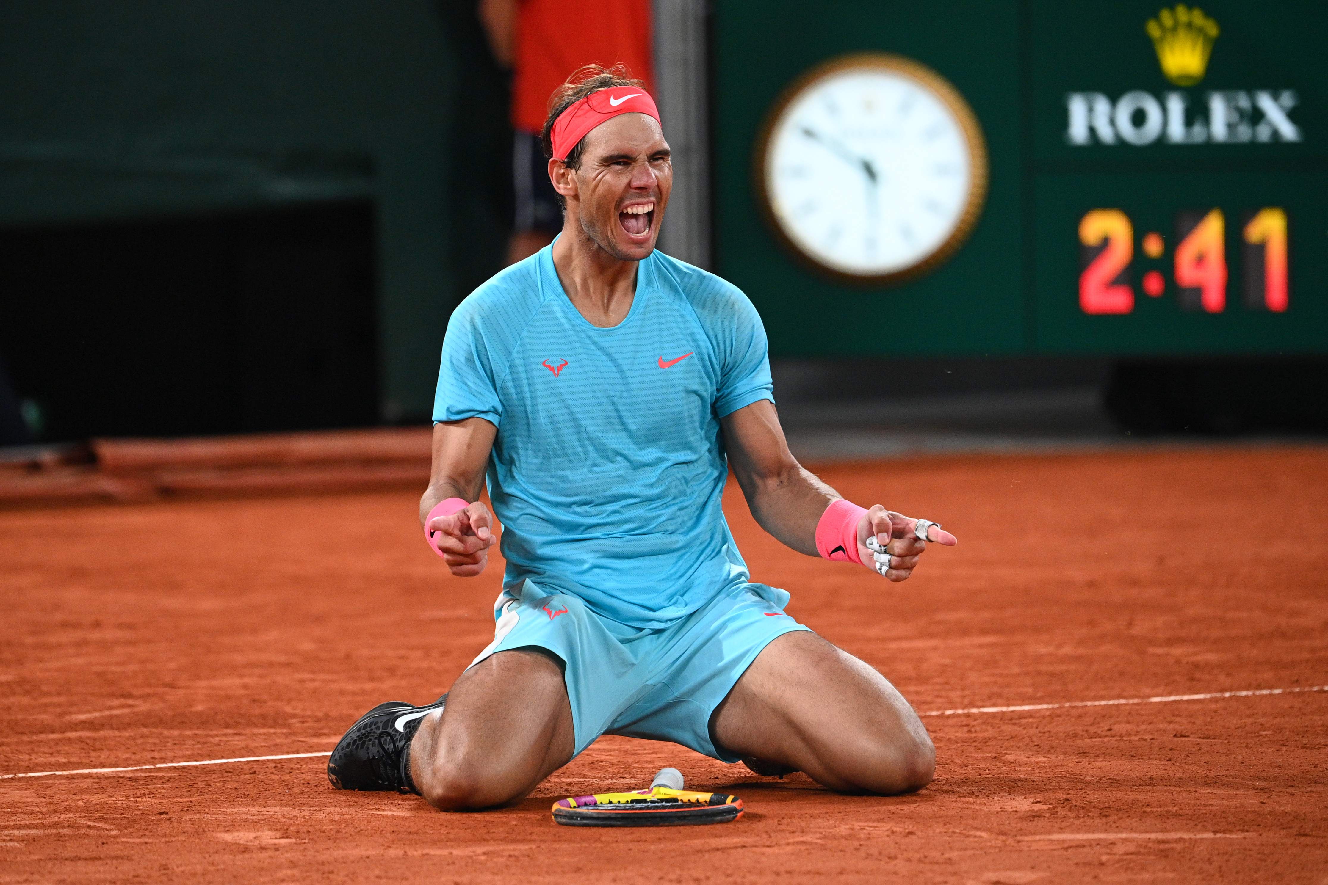 Rafael Nadal celebra tras derrotar a Novak Djokovic en la final masculina del Ronald Garros 2020. (Foto Prensa Libre: AFP)