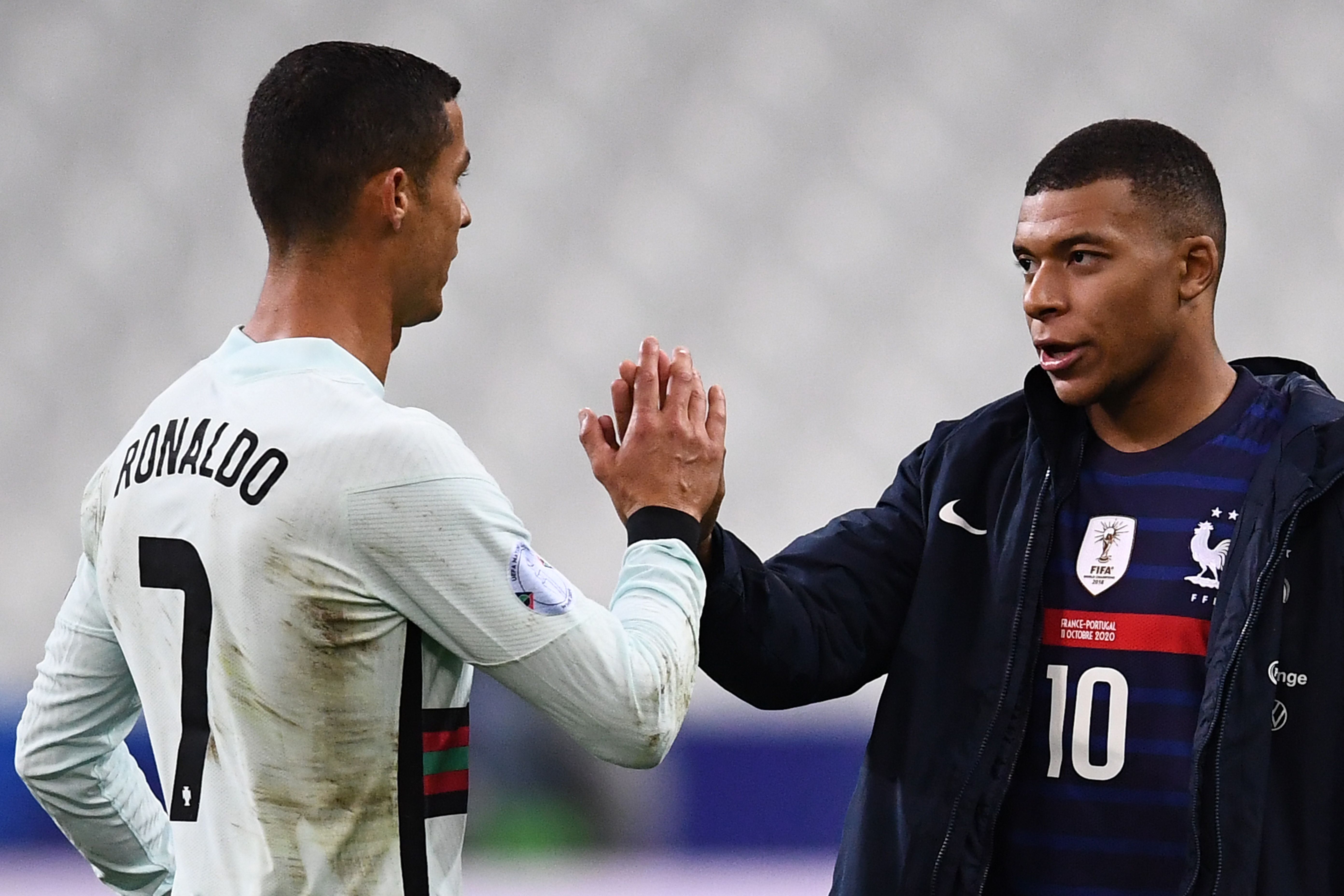 Las estrellas de Portugal, Cristiano Ronaldo y de Francia, Kylian Mbappé, podrían sacudir el mercado de fichajes en las últimas horas. Foto Prensa Libre: AFP.