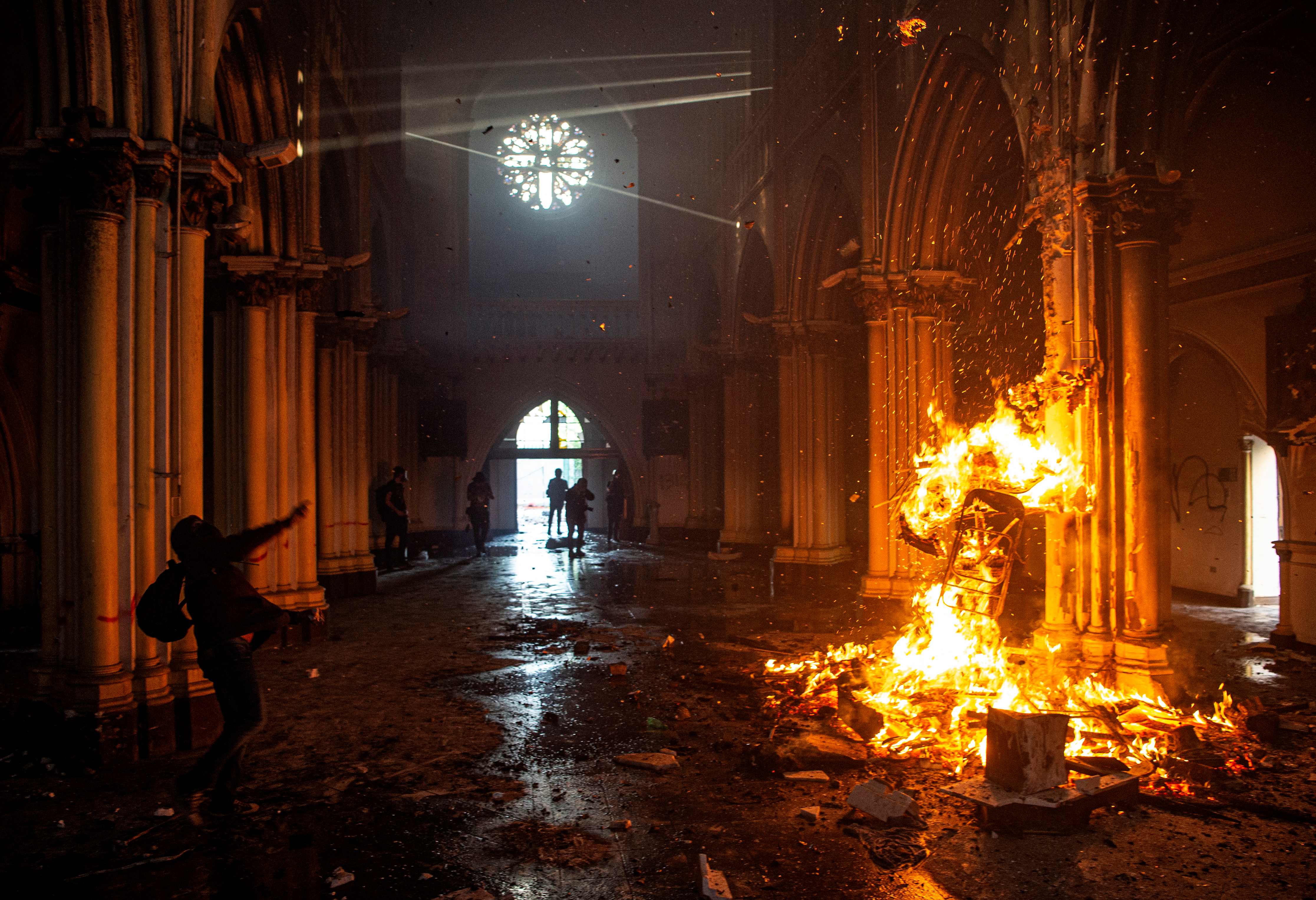 El templo de San Francisco de Borja en llamas. (Foto Prensa Libre: AFP)