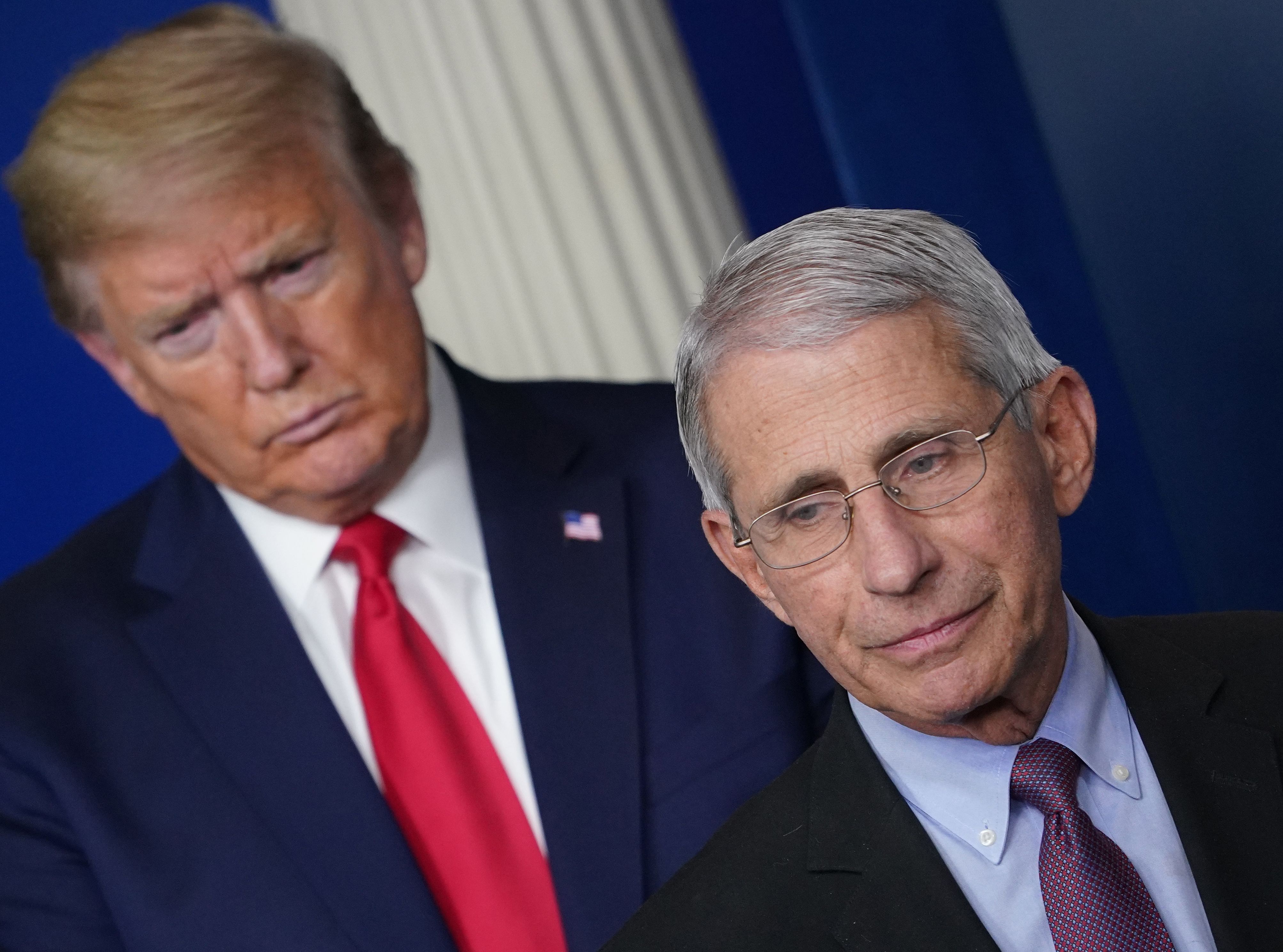 Foto de archivo tomada el 22 de abril de 2020, y muestra al presidente Donald Trump y al director del Instituto Nacional de Alergias y Enfermedades Infecciosas de Estados Unidos, Anthony Fauci. (Foto Prensa Libre: AFP)