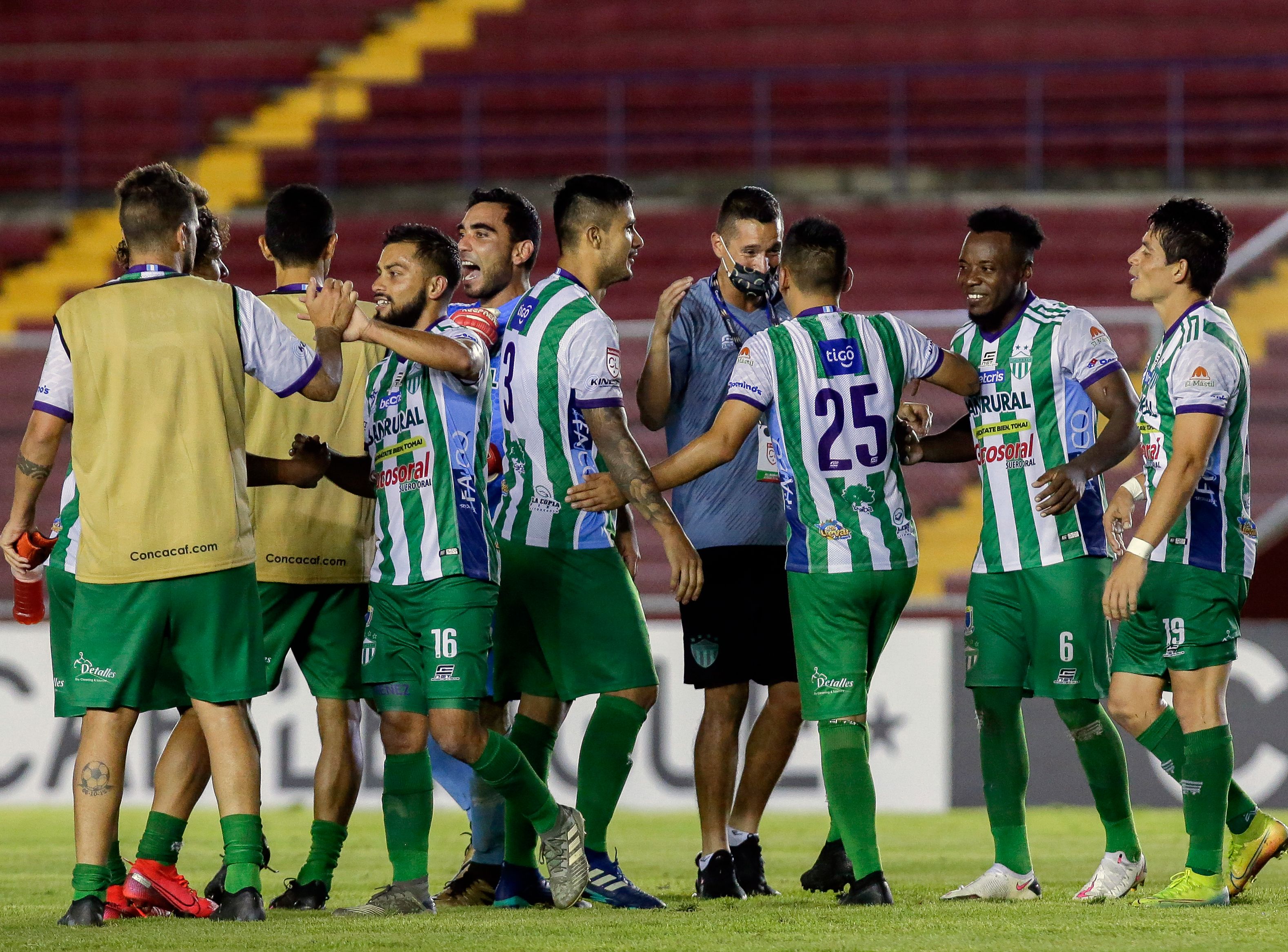 Antigua GFC anunció un caso positivo por covid-19 el viernes 1 de enero y otros nueve casos este sábado 2 de enero, previo a enfrentar a Comunicaciones. (Foto Prensa Libre: AFP)