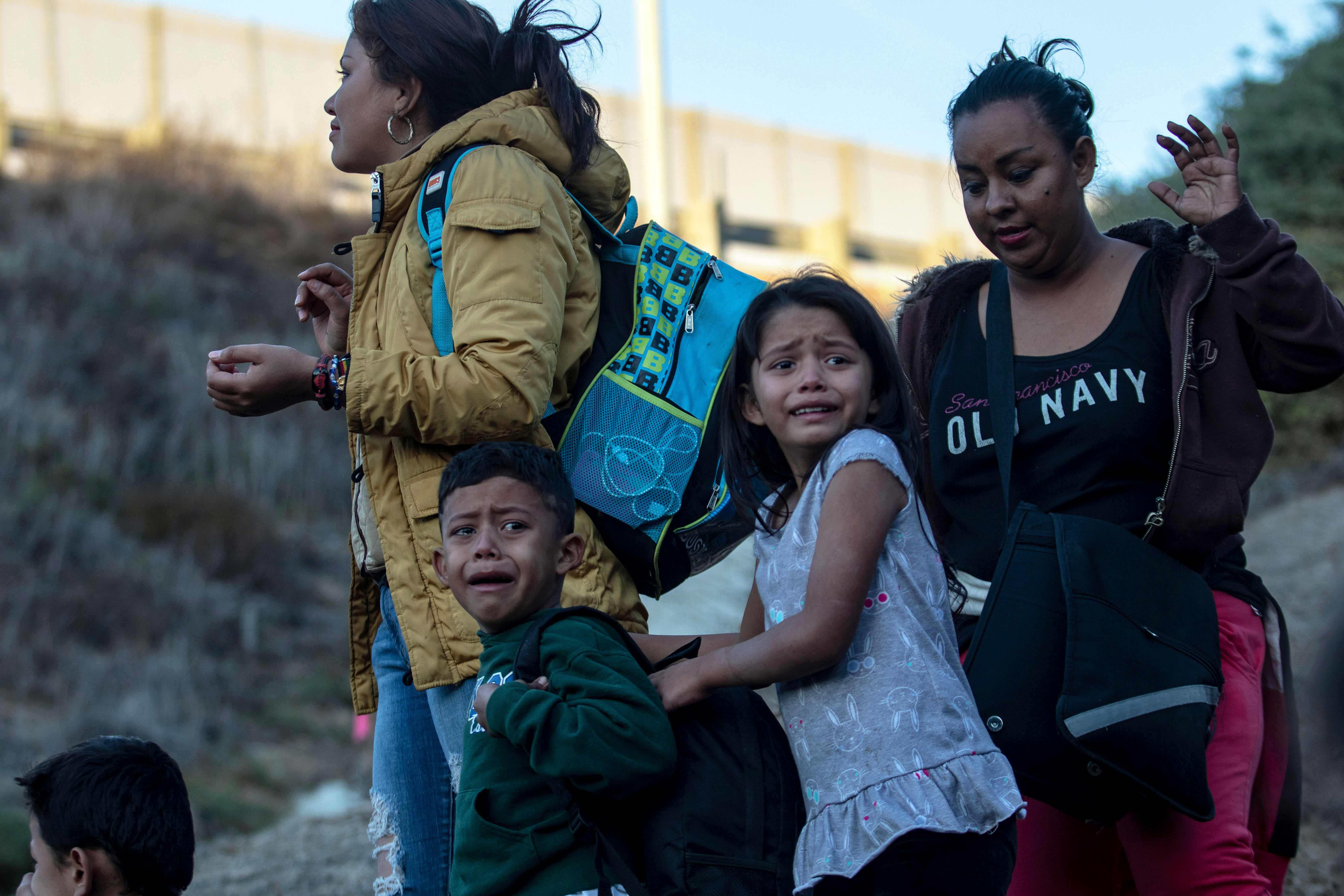 Foto de diciembre de 2018 de familias migrantes detenidas por la Patrulla Fronteriza de Estados Unidos. (Foto Prensa Libre: Hemeroteca PL)