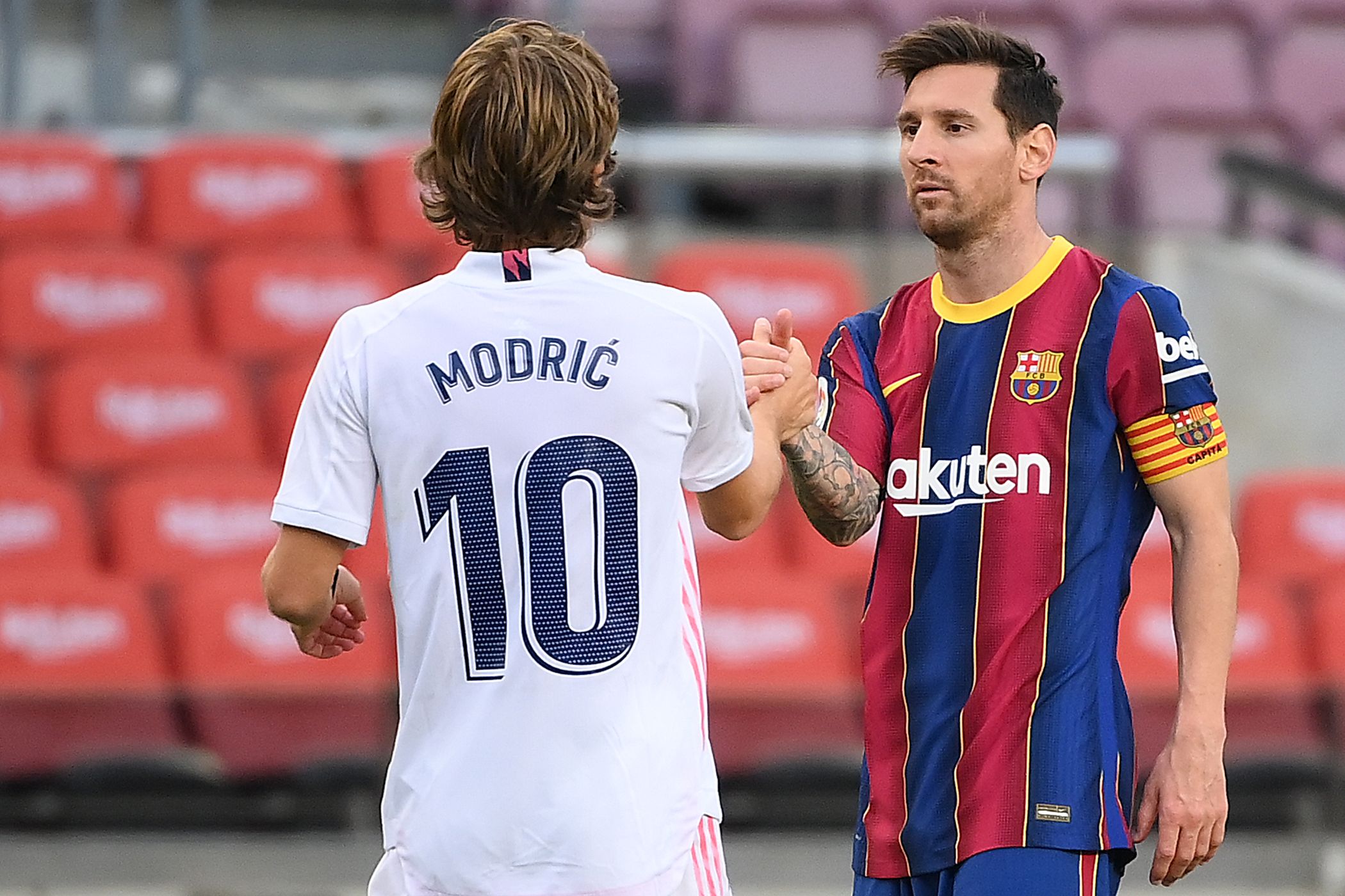 Lionel Messi y Luca Modric se saludaron de esta forma en el primer Clásico de la actual temporada. Foto Prensa Libre: AFP.