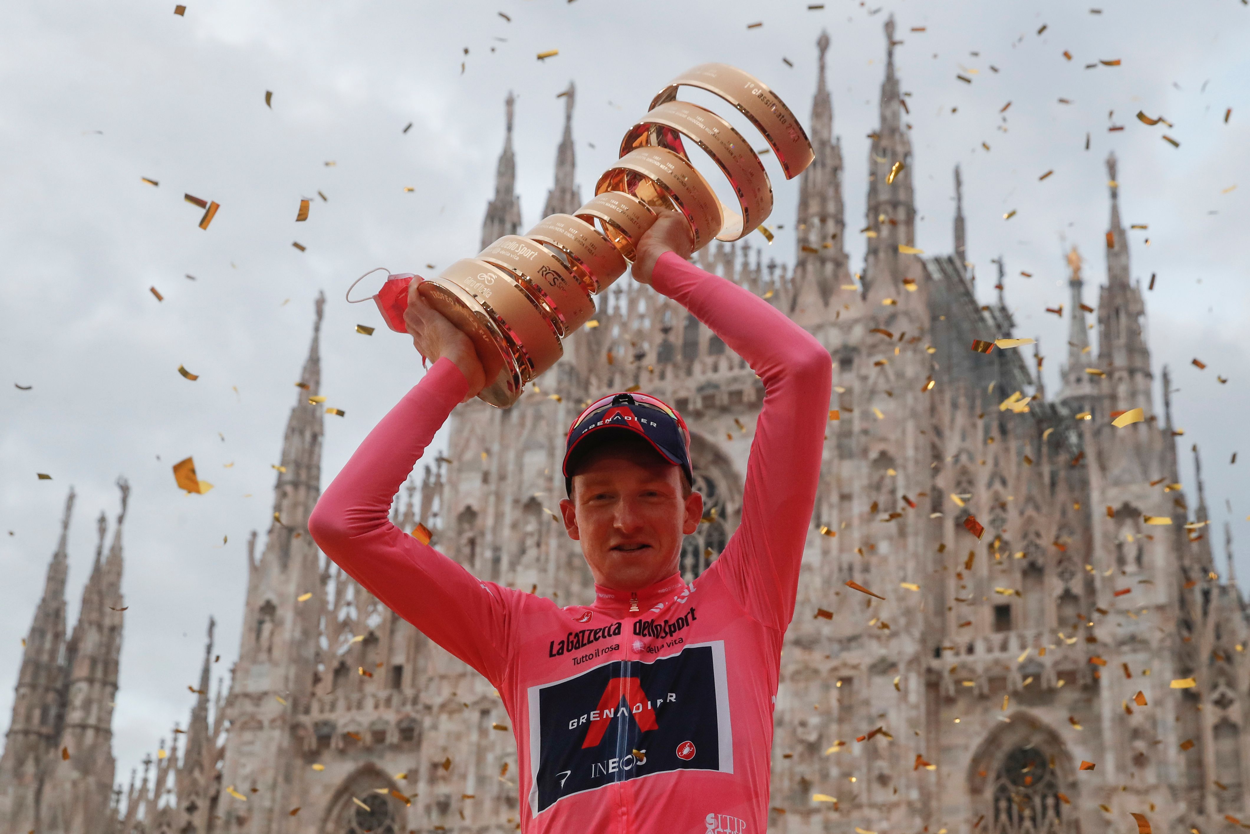 Geoghegan Hart se consagró campeón del Giro de Italia 2020 y levantó el trofeo con el Duomo de Milán de fondo. (Foto Prensa Libre: AFP)