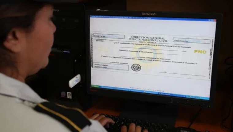 Desde el 14 de octubre los guatemaltecos pueden solicitar los antecedentes policiales en línea. (Foto Prensa Libre: Hemeroteca)