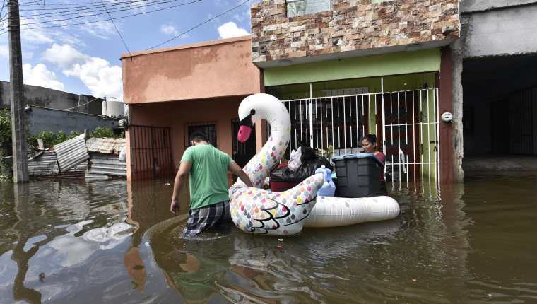 Habitantes rescatan algunas de sus pertenencias tras una inundación debido a las intensas lluvias provocadas por la tormenta tropical Gamma, en Tabasco, México. (Foto Prensa Libre: EFE)