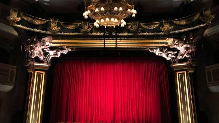 Las salas de teatro han estado cerradas desde marzo pasado, por la pandemia del Covid-19. (Foto Prensa Libre: Gwen O on Unsplash)