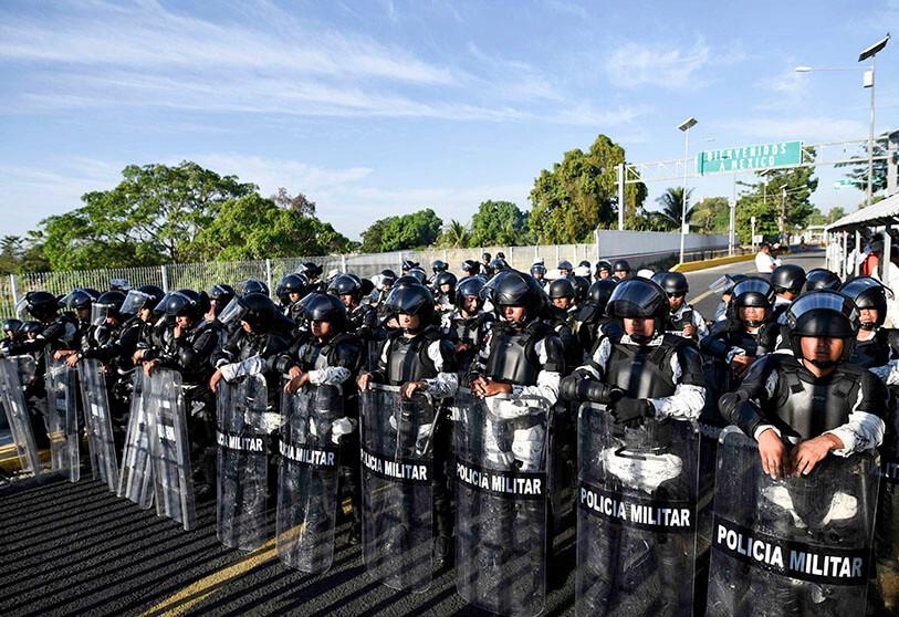 Caravana de migrantes: México despliega a militares y agentes en su frontera sur para contener a hondureños