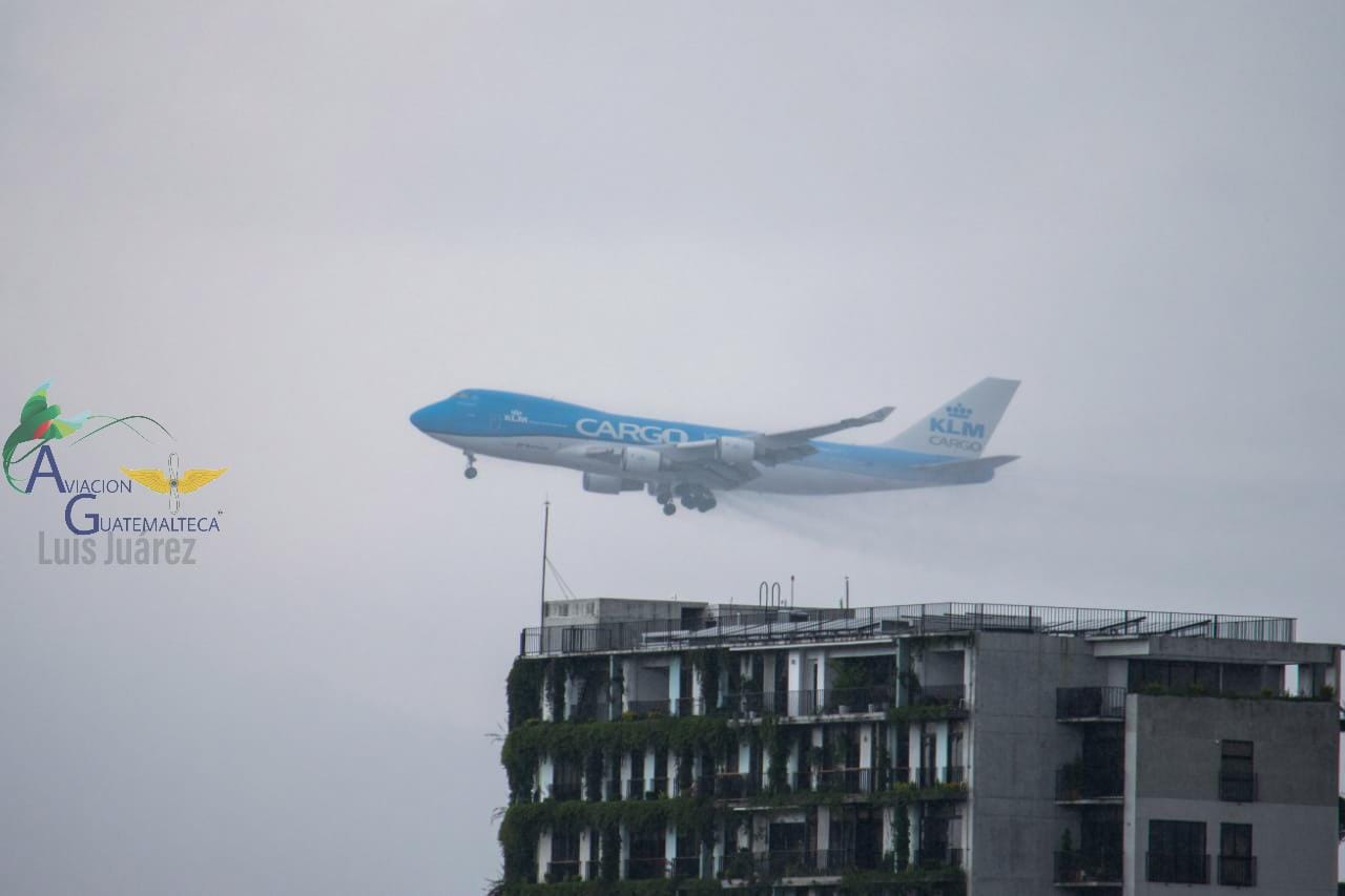 El Boeing 747 de la compañía KLM que todos los jueves llega a Guatemala procedente de Miami, Florida, efectúo una maniobra de aterrizaje frustrado en el Aeropuerto Internacional La Aurora. (Foto Prensa Libre: Cortesía Aviación Guatemalteca)