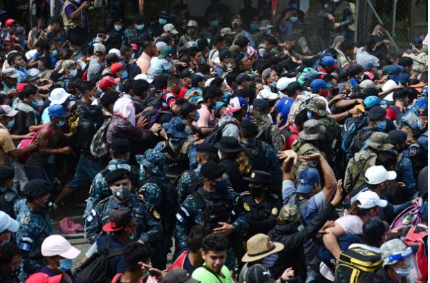 Fuerzas de seguridad tratan de detener la caravana de hondureños que ingresa a Guatemala. (Foto Prensa Libre) 