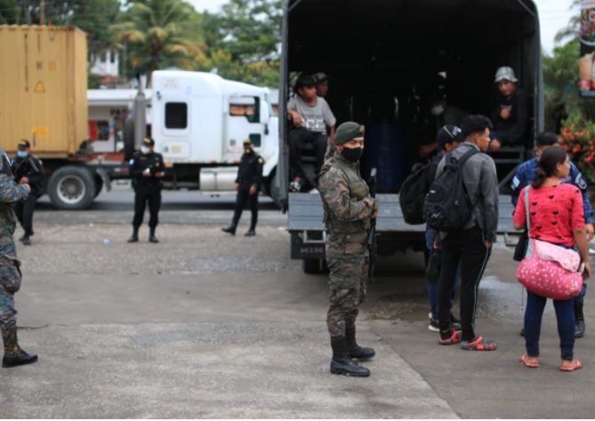 Caravana de migrantes se desplaza Entre Ríos. (Foto Prensa Libre: Carlos Hernández)