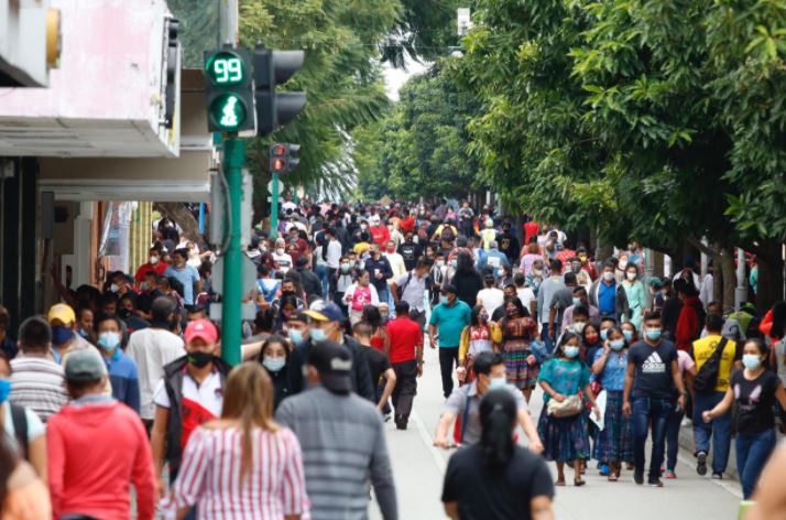 Guatemaltecos salen a las calles luego de que se diera la reapertura de más actividades en medio de la pandemia del covid-19 (Foto Prensa Libre: Fernando Cabrera) 