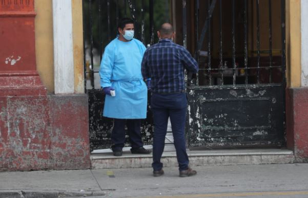 Las medidas de prevención persisten en Guatemala para combatir la pandemia del coronavirus. (Foto Prensa Libre: Érick Ávila)