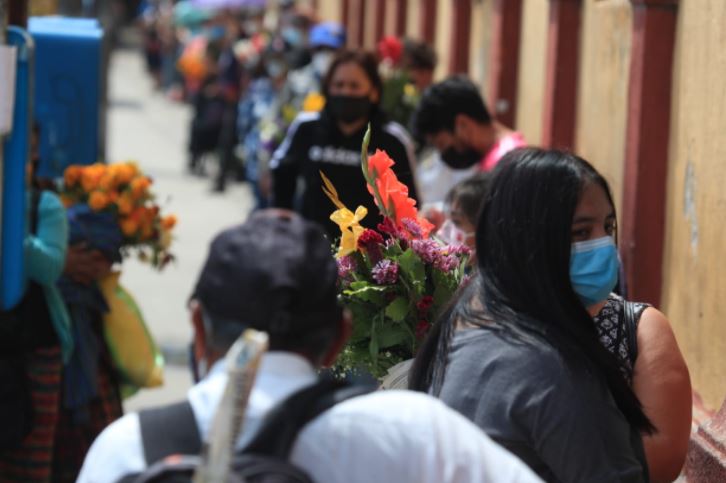 En los cementerio de Guatemala se mantienen medidas de prevención para prevenir contagios de coronavirus. (Foto Prensa Libre: Carlos Hernández) 