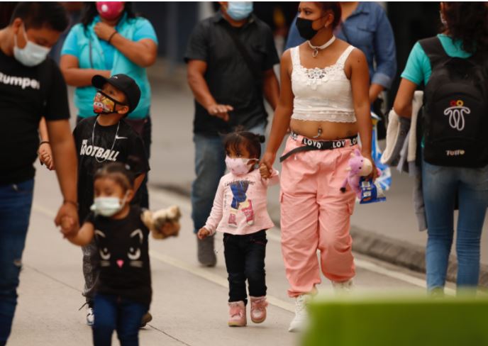 Familias salen a las calles con mascarilla para protegerse del coronavirus. (Foto Prensa Libre: Fernando Cabrera)
