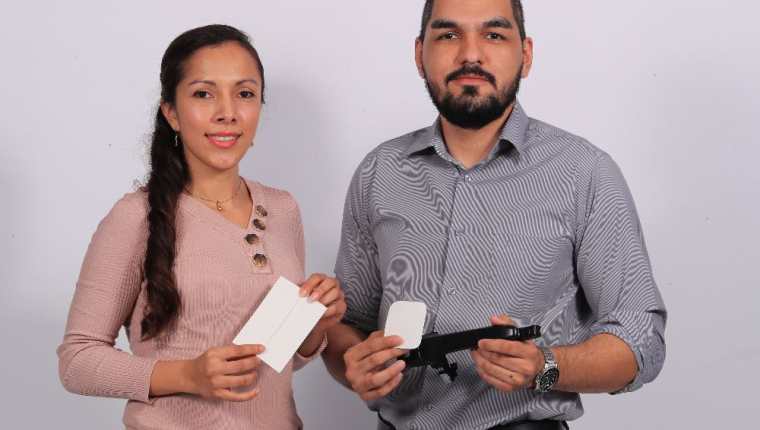 Los esposos Fuentes continúan investigando nuevas aplicaciones para el uso de la calcomanía antibacterial y así validar con más fuentes científicas sus propiedades. (Foto Prensa Libre: Juan Diego González)