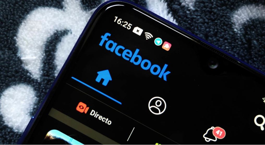 El modo oscuro de Facebook empieza a aparecer en la aplicación para Android. (Foto Prensa Libre: Tomada de Internet)