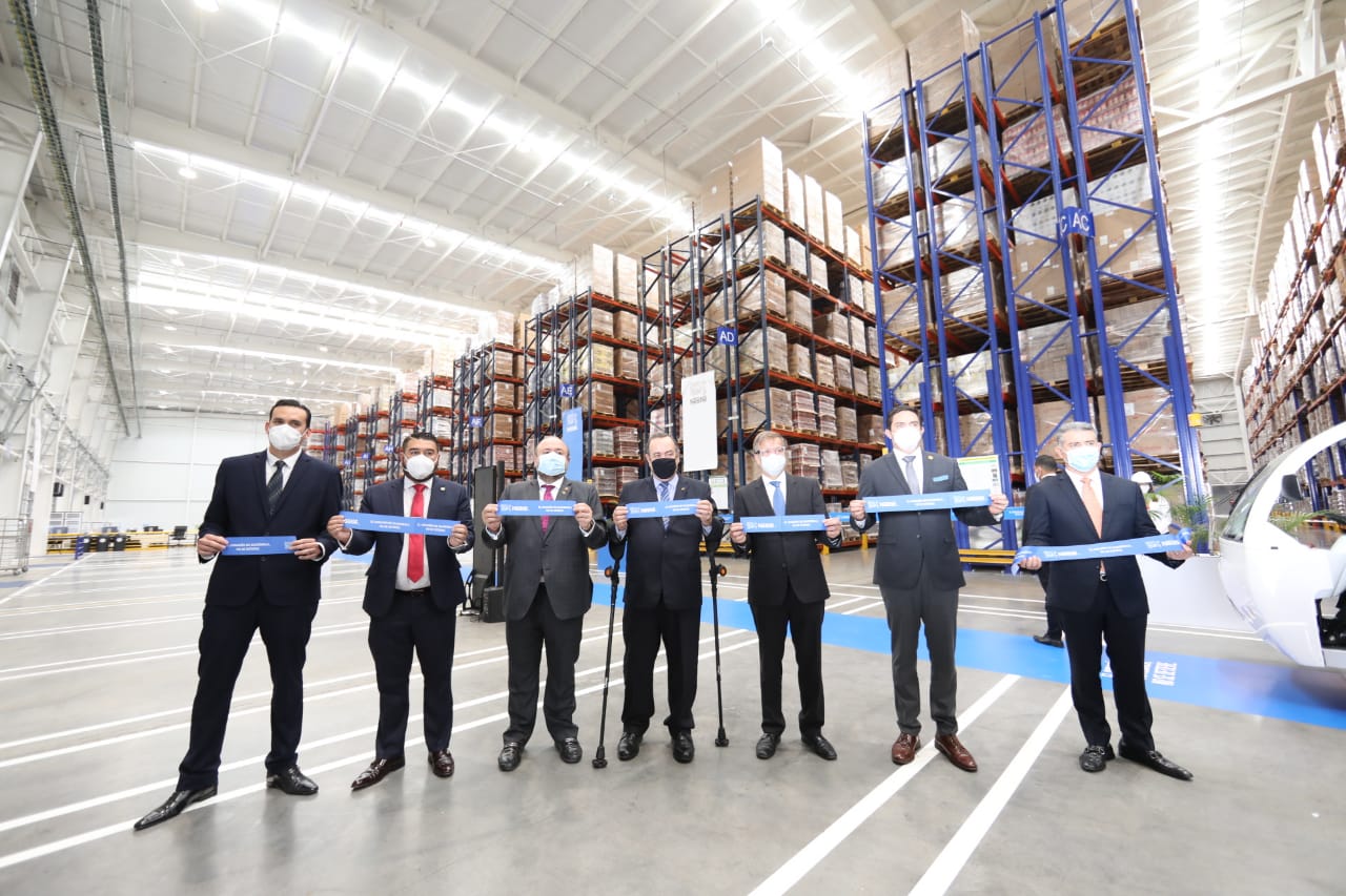 A la inauguración del Centro de Distribución Nestlé en Villa Nueva asistieron empresarios y autoridades. (Foto, Prensa Libre: Presidencia de la República).