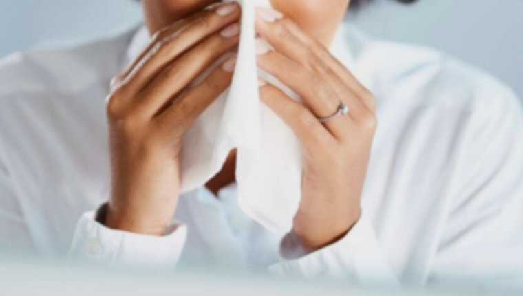  Las abundantes secreciones nasales son un síntoma típico del resfrío. Foto Joseph Mucira/ Pixabay