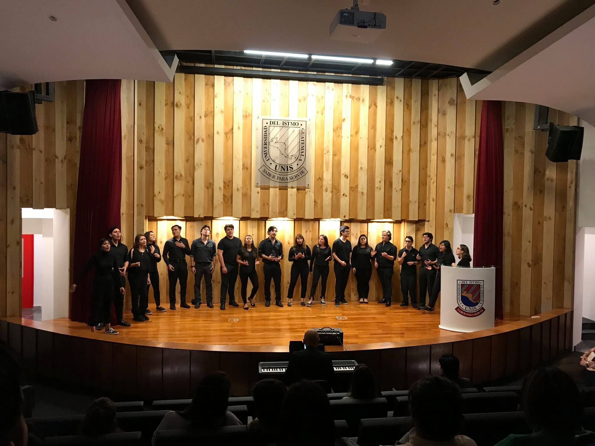 El coro de la Universidad del Istmo es dirigido por el licenciado Ricardo Velásquez. (Foto Prensa Libre: Facebook Coro Universidad del Istmo).