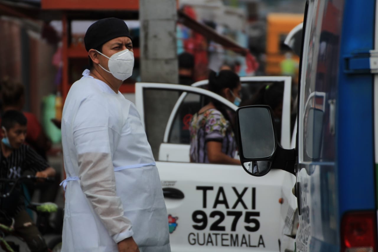 El uso de mascarilla, el distanciamiento social y el lavado de manos son las recomendaciones principales para evitar contagios de coronavirus. (Foto Prensa Libre: Byron García)