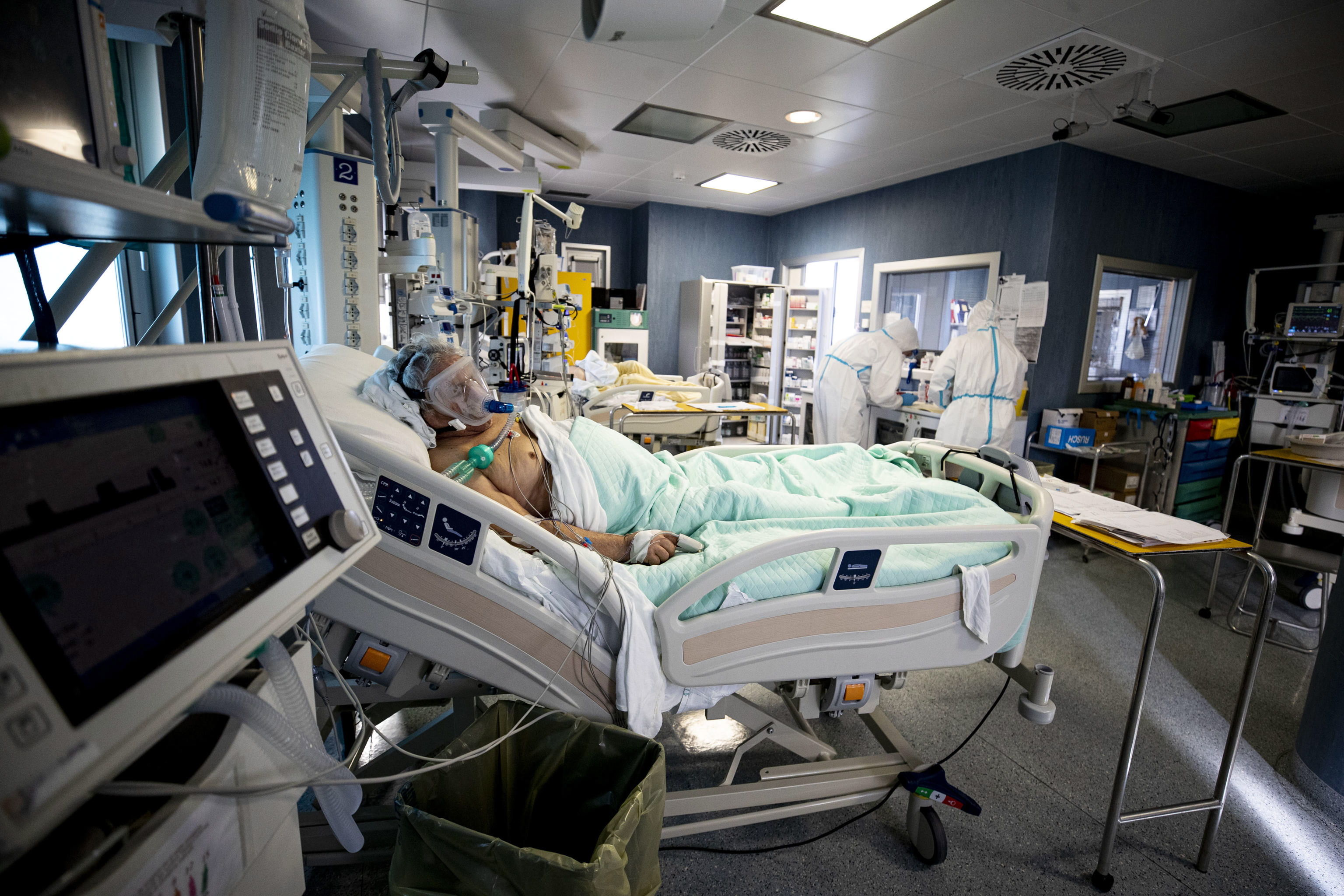 Las salas de espera y las emergencias de los hospitales de Roma son de los principales lugares de riesgo para contagiarse del coronavirus. (Foto Prensa Libre: EFE)