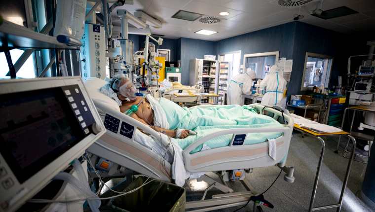 Las salas de espera y las emergencias de los hospitales de Roma son de los principales lugares de riesgo para contagiarse del coronavirus. (Foto Prensa Libre: EFE)