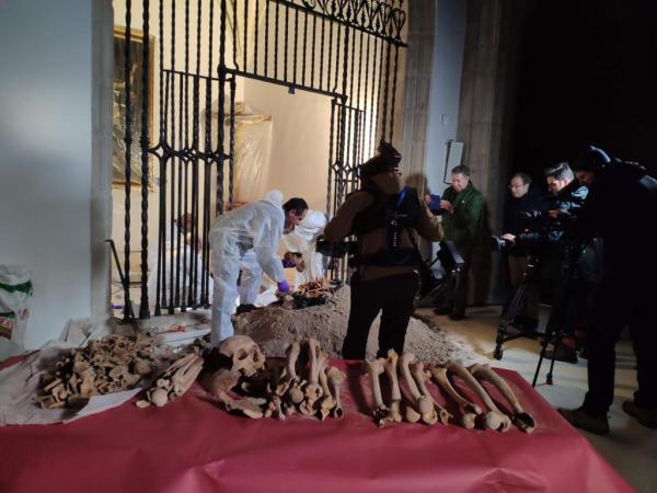 Los restos de Cristóbal Colón fueron exhumados en 2003 del sepulcro de la catedral de Sevilla, España. (Foto Prensa Libre: Universidad de Granada)