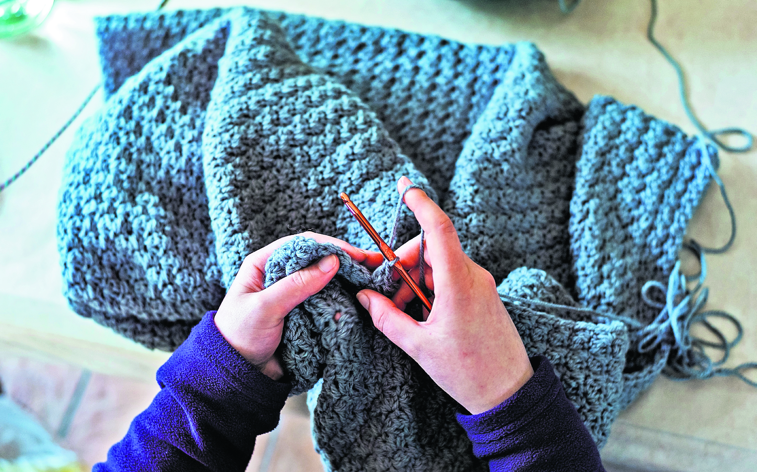 Dedicar una hora la día para tejer alguna pieza que desee le ayudará a la concentración y a ser más creativo, así como a sentirse acompañado. (Foto Prensa Libre: Shutterstock).