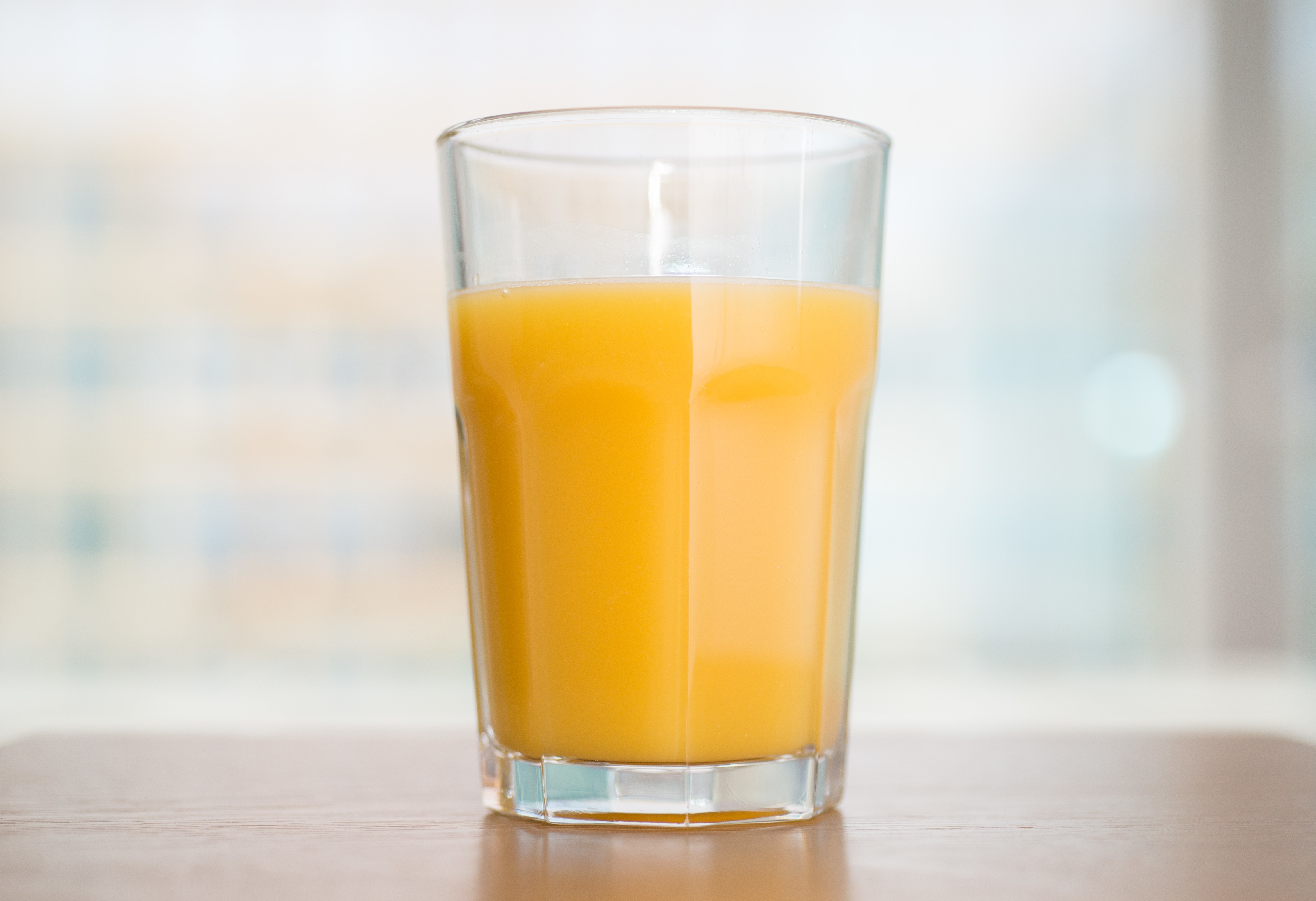 Para cuidar los dientes, es preferible tomar el jugo de naranja del desayuno de a grandes tragos. (Foto Prensa Libre: Andrea Warnecke/dpa).
