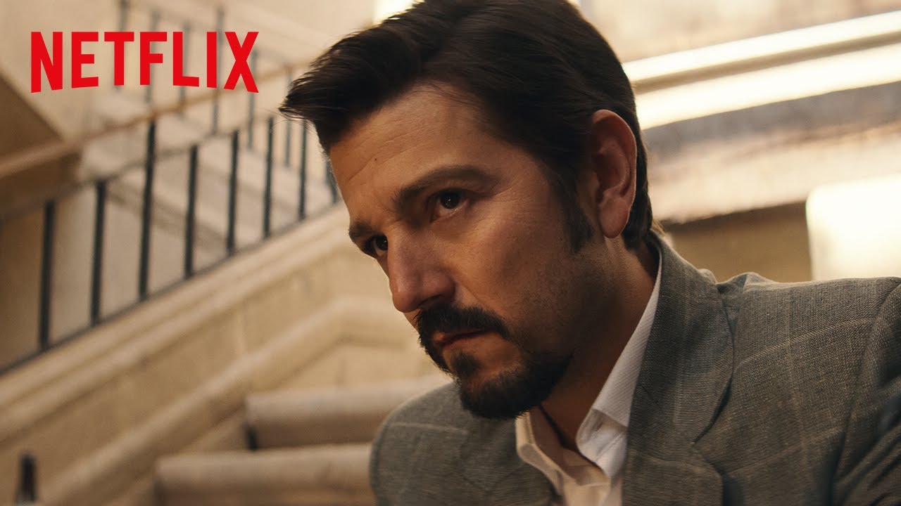 Ambientada en los años 90, la temporada tres examina la guerra que estalla después de que se rompa el imperio de Miguel Ángel Félix Gallardo, interpretado por Diego Luna. (Foto Prensa Libre: Netflix)