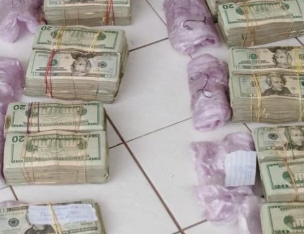 Fajos de dinero incautados en la embarcación que conducían los guatemaltecos. (Foto: PNC El Salvador)