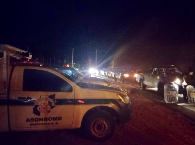 Autoridades se presentan al lugar donde fueron vapuleados los presuntos secuestradores. (Foto: PDH)