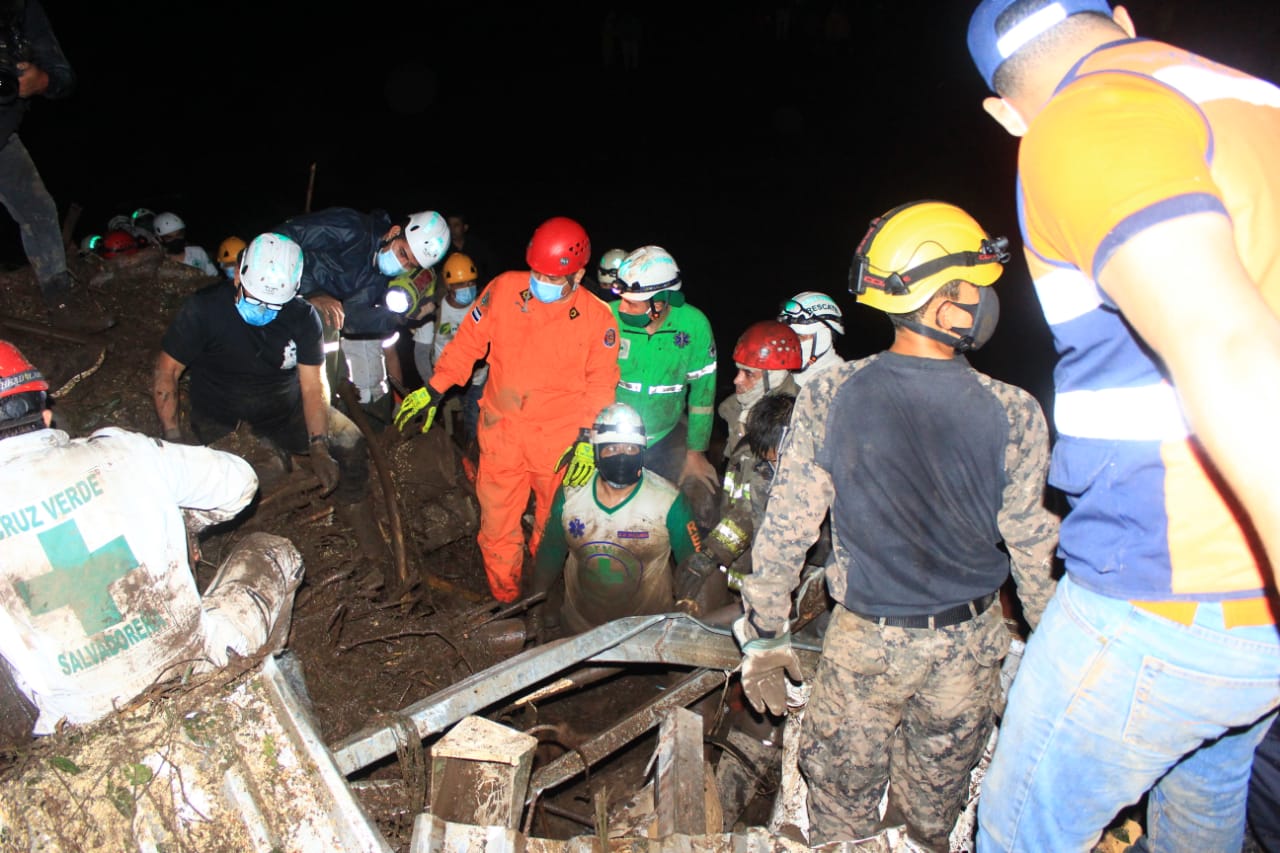Socorristas remueven escombros en busca de víctimas de un deslizamiento en Nejapa, El Salvador. (Foto Prensa Libre: Protección Civil El Salvador)