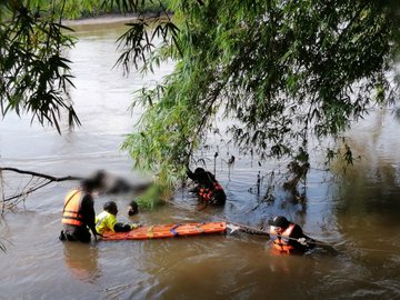 El cuerpo de Aníbal Estuardo Rivera Cortez fue localizado en aguas del río Icán, en Mazatenango, Suchitepéquez. (Foto Prensa Libre: Ejército de Guatemala)