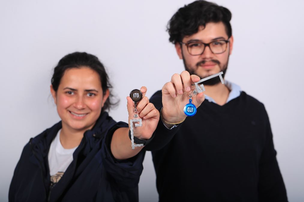 Jóvenes emprendedores guatemaltecos crearon una herramienta que evita el contacto directo de las manos con las superficies. (Foto Prensa Libre: Juan Diego González)