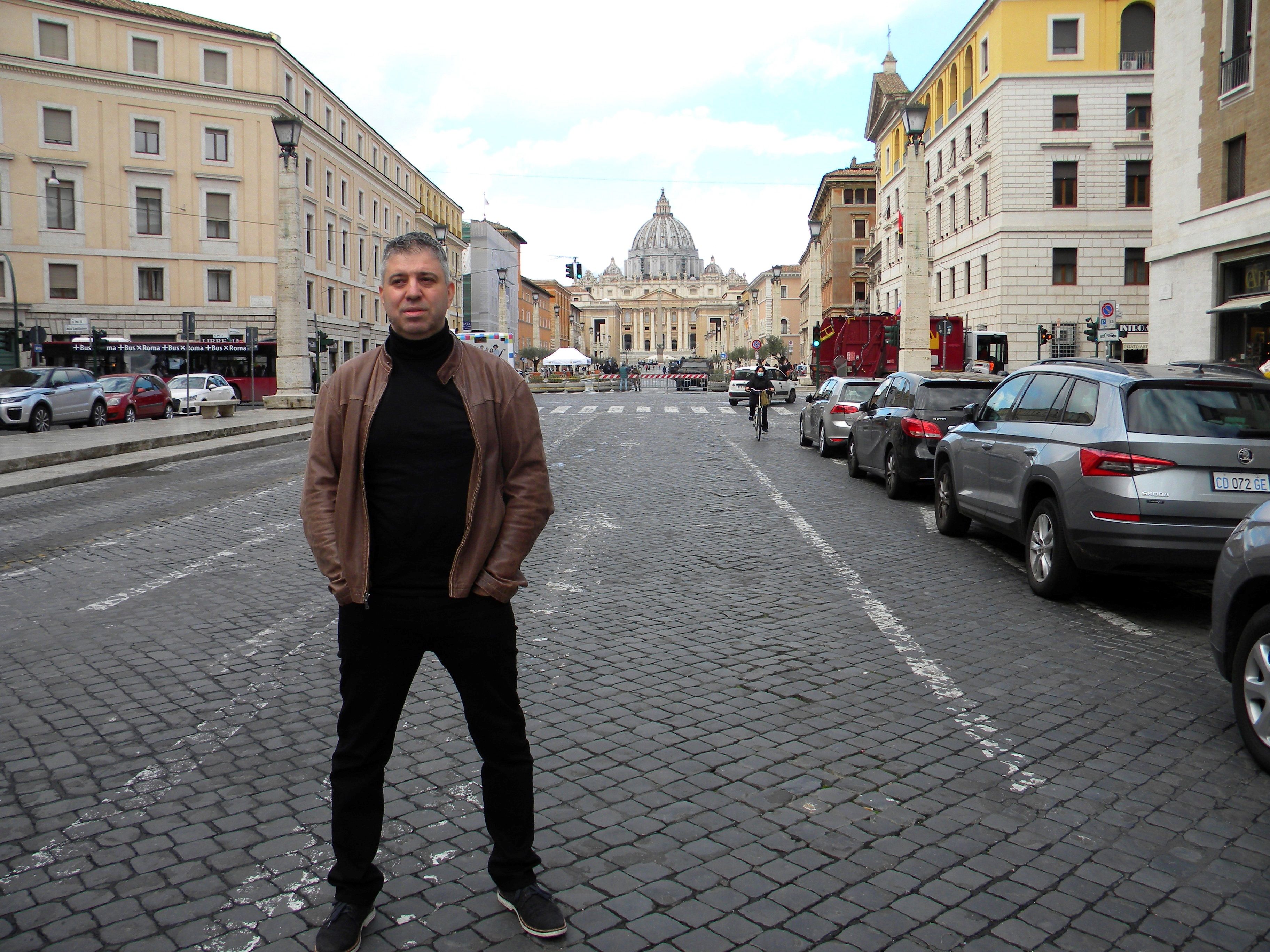 Evgueny Afineevsky, director de Francesco, recibió en el Vaticano el premio Kineo de cine en la categoría de Película para la Humanidad. (Foto Prensa Libre: EFE)