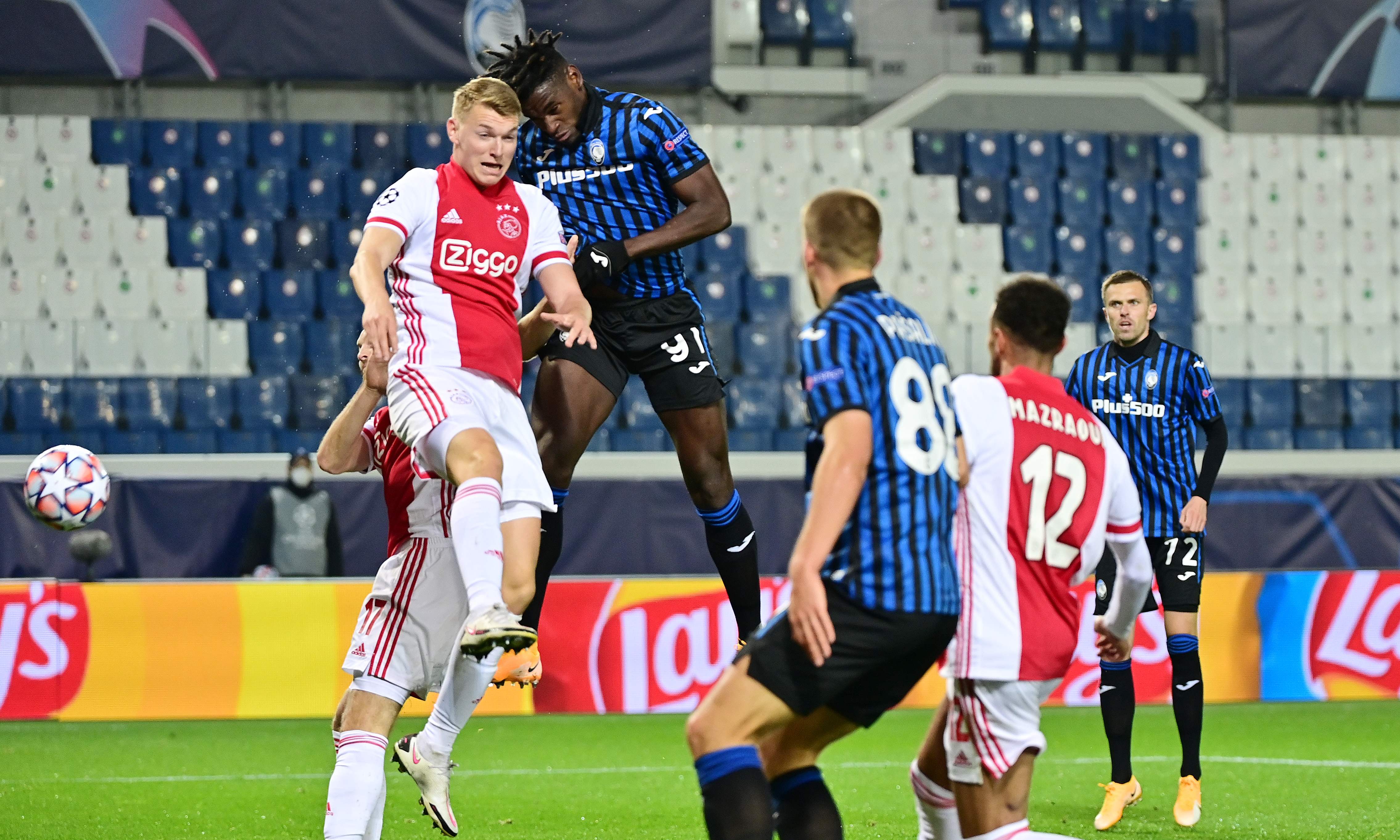 Un incidente entre aficionados del Atalanta y el Ajax se registró previo al partido de Liga de Campeones. (Foto Prensa Libre: AFP)    