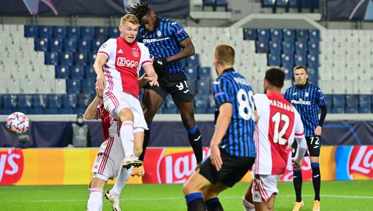 Un incidente entre aficionados del Atalanta y el Ajax se registró previo al partido de Liga de Campeones. (Foto Prensa Libre: AFP)    