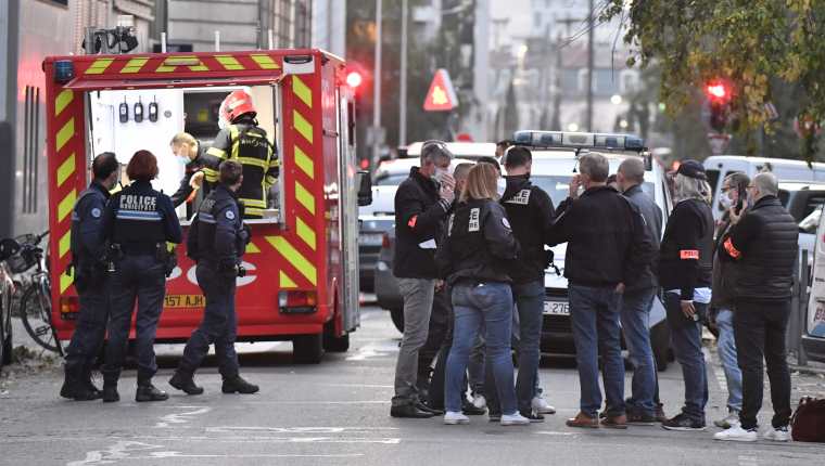 Personal de emergencias y seguridad examinan la escena donde un sacerdote ortodoxo fue atacado en Lyon, Francia. (Foto Prensa Libre: AFP)