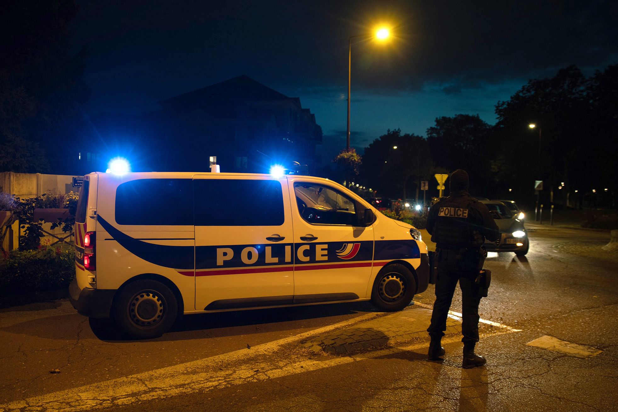 La policía de Conflans-Sainte-Honorine, París, Francia, investiga el ataque contra el profesor de historia que fue decapitado. (Foto Prensa Libre: AFP)