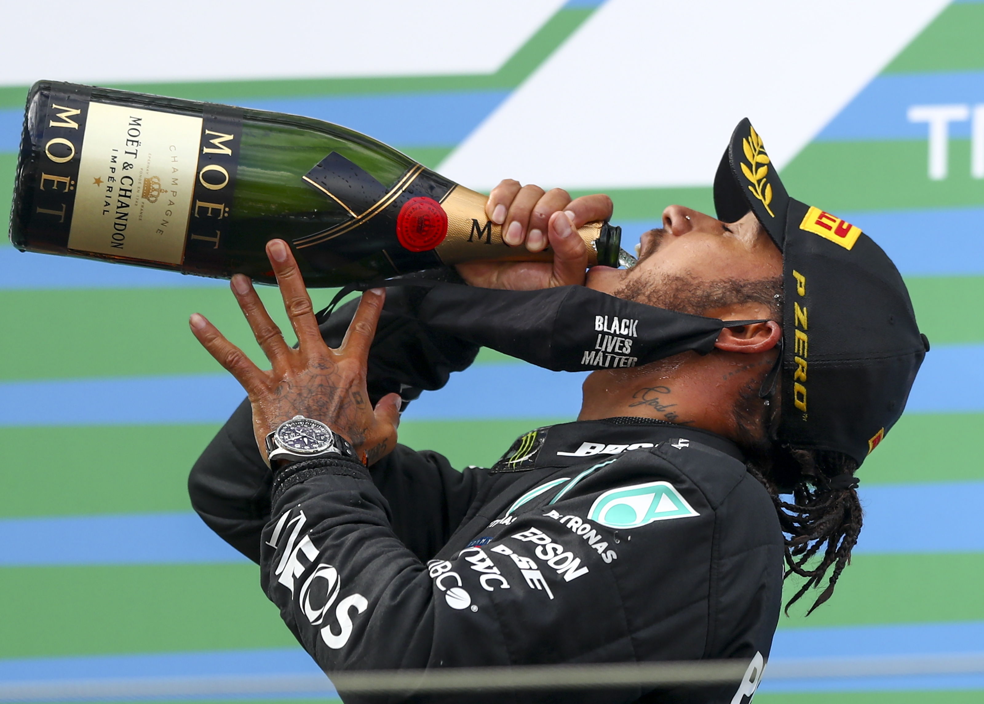 El piloto británico de Fórmula 1 Lewis Hamilton celebra en el podio tras ganar el Gran Premio de Eifel en Nuerburg, Alemania. (Foto Prensa Libre: EFE)