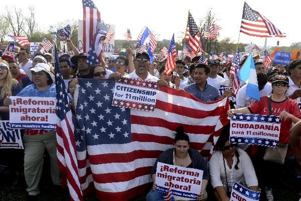 Una protesta de latinos en EE. UU. donde participan muchos guatemaltecos. (Foto Prensa Libre: Hemeroteca PL)