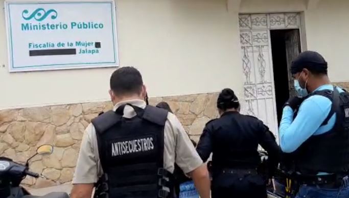 Investigadores resguardan a menor localizada en Jalapa. (Foto Prensa Libre: PNC) 
 
