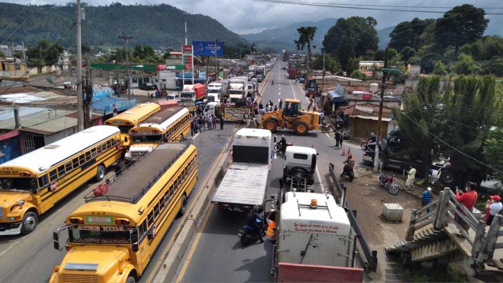 El paso de vehículos en El Tejar, Chimaltenango, es bloqueado por trabajadores de Caminos que se oponen a la iniciativa de ley de infraestructura vial. (Foto Prensa Libre: Víctor Chamalé)