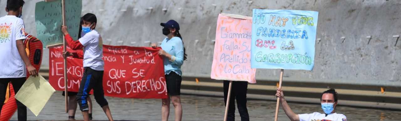 Con carteles, flotadores y pelotas de playa, jóvenes manifiestan contra corrupción en la obra del Libramiento de Chimaltenango que tiene tramos inundados. (Foto, Prensa Libre: Juan Diego González). 