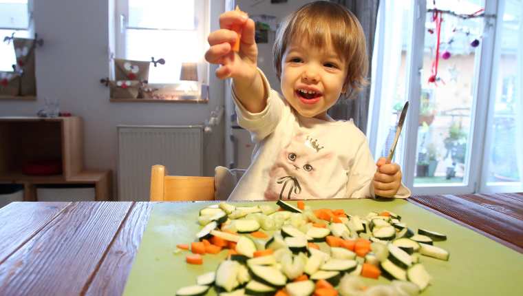 En algún momento comienzan a tomarles el gusto: zucchinis, zanahorias y otras verduras deberían formar gran parte del menú de los niños. (Foto Prensa Libre: Bodo Marks/dpa)